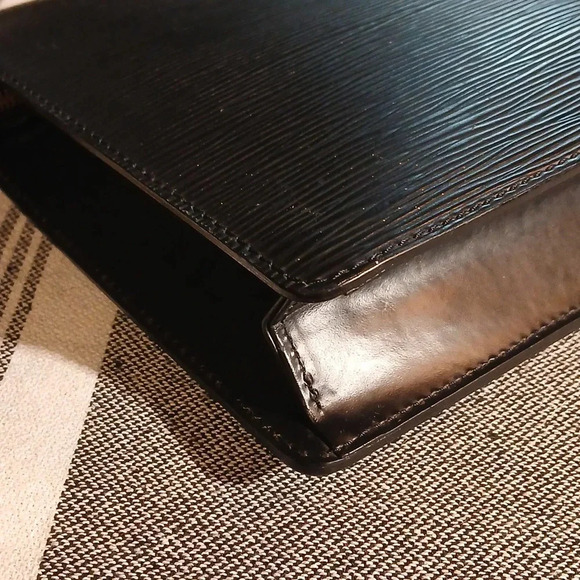 Louis Vuitton Black Epi Clutch Bag - Picture 9 of 16